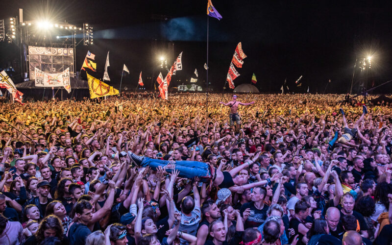 Público en un concierto nocturno