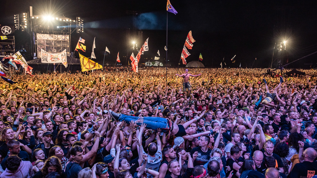 Público en un concierto nocturno