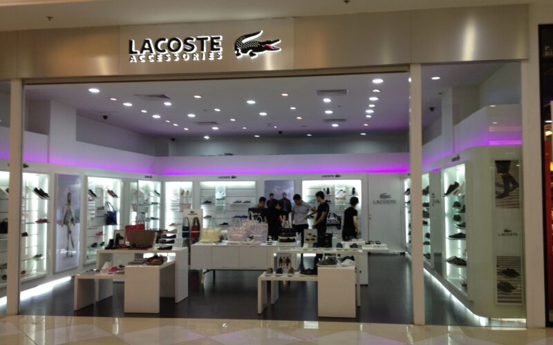 Fachada de tienda Lacoste